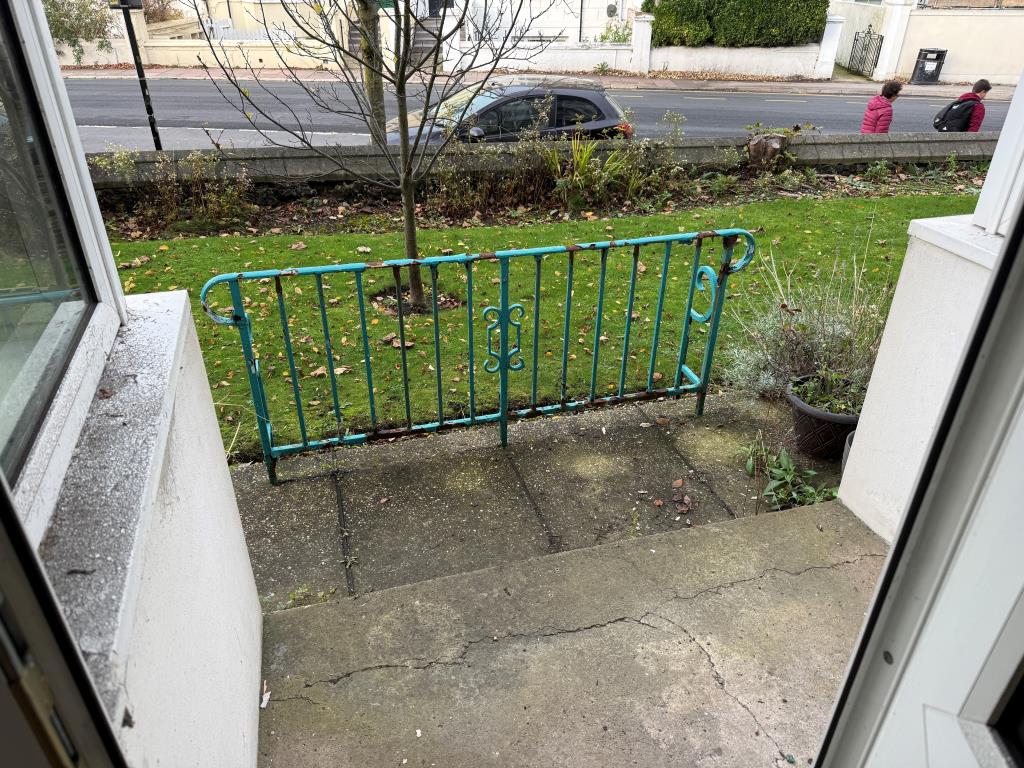 Lot: 120 - GROUND FLOOR FLAT FOR INVESTMENT CLOSE CITY CENTRE - Patio with fencing leading to communal front gardens